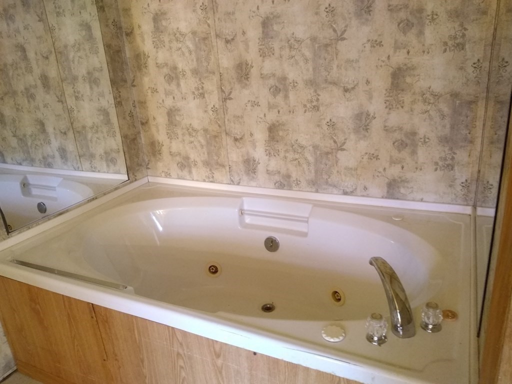 46 Madden Road, Unit 38 West Brookfield, MA 01585 - Photo 28 of 37 a bathroom with a tub