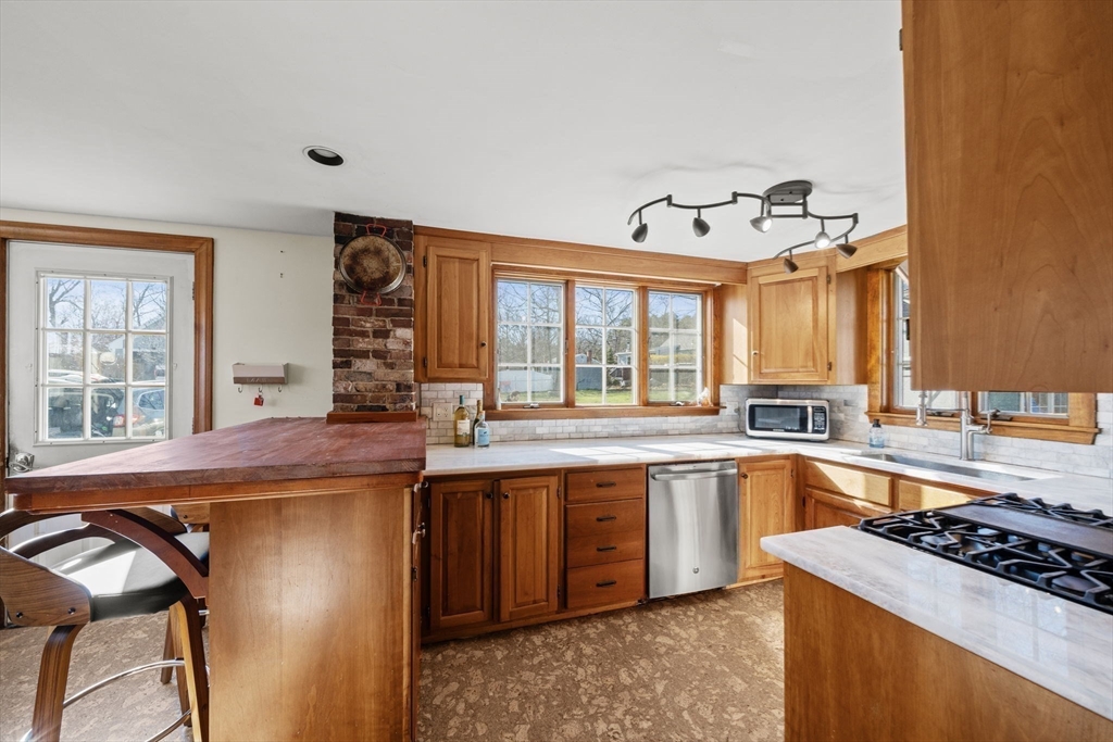 14 Forest Park Road Woburn, MA 01801 - Photo 6 of 34