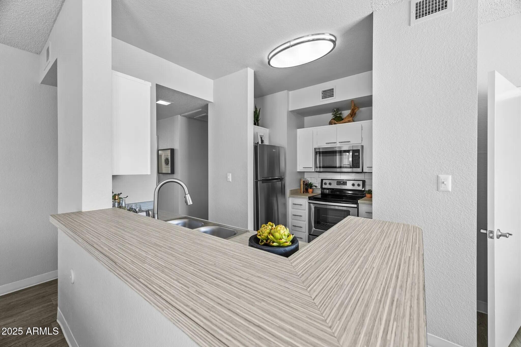 250 South Elizabeth Way, Unit A2 Chandler, AZ 85225 - Photo 3 of 16 Breakfast Bar