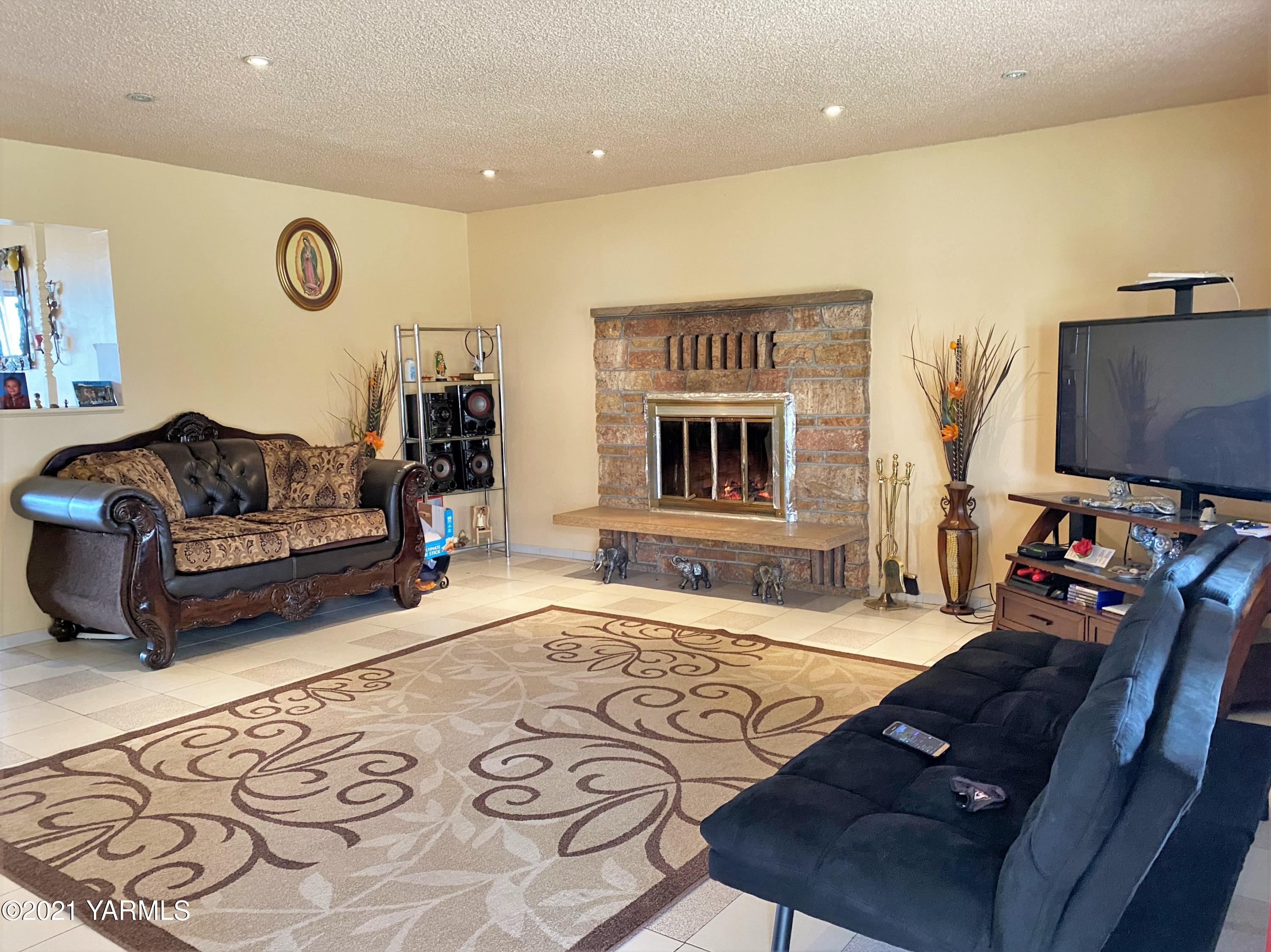 2811 Birchfield Road Yakima, WA 98901 - Photo 11 of 24 a living room with furniture and a flat screen tv