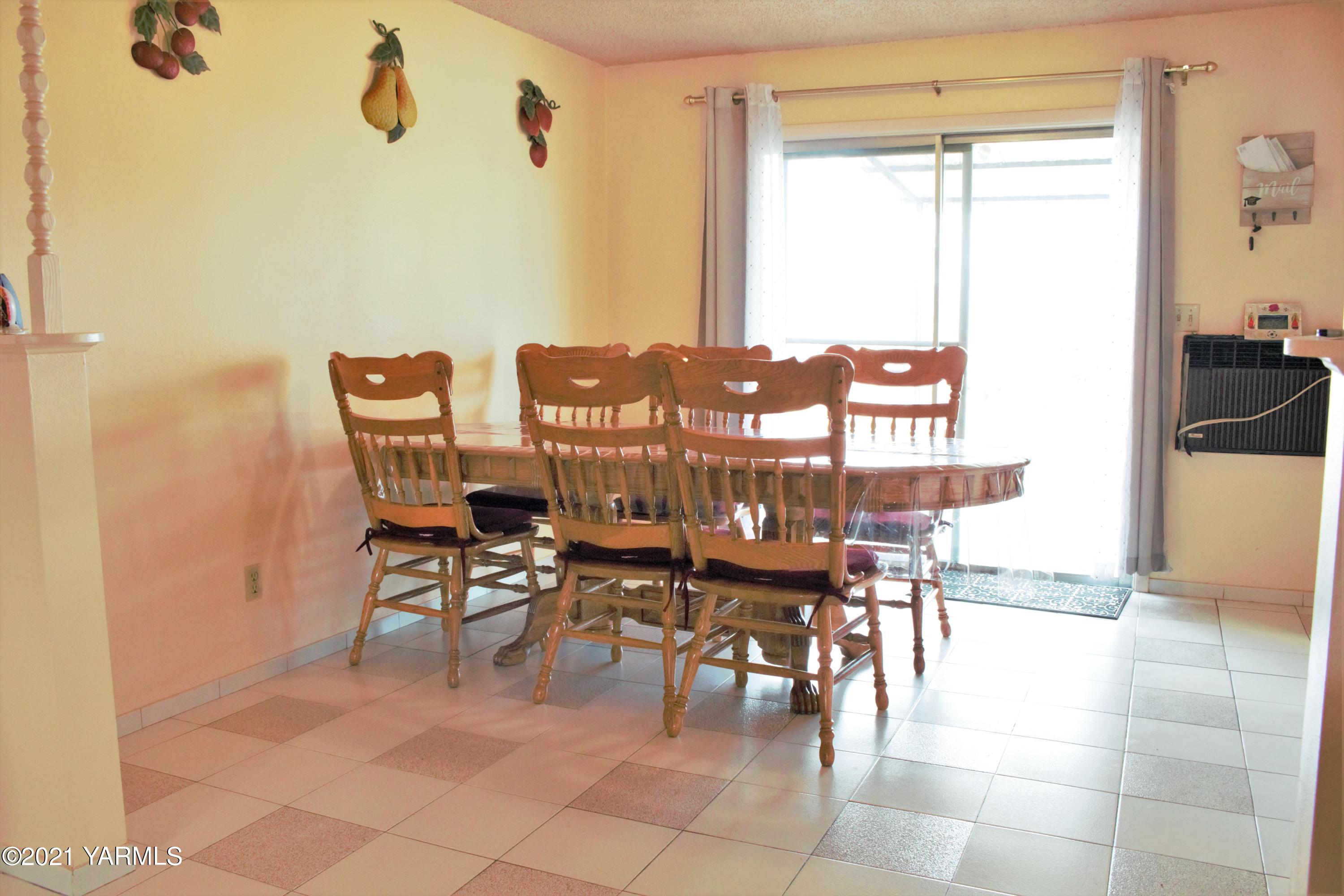 2811 Birchfield Road Yakima, WA 98901 - Photo 13 of 24 a dining room with furniture and a window