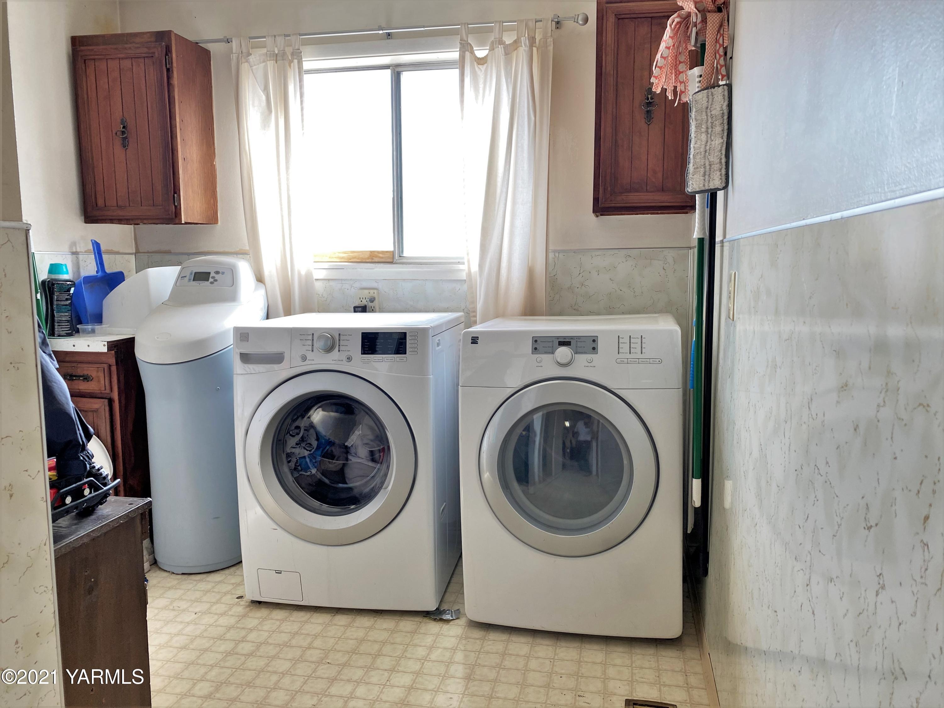 2811 Birchfield Road Yakima, WA 98901 - Photo 17 of 24 a utility room with dryer and washer