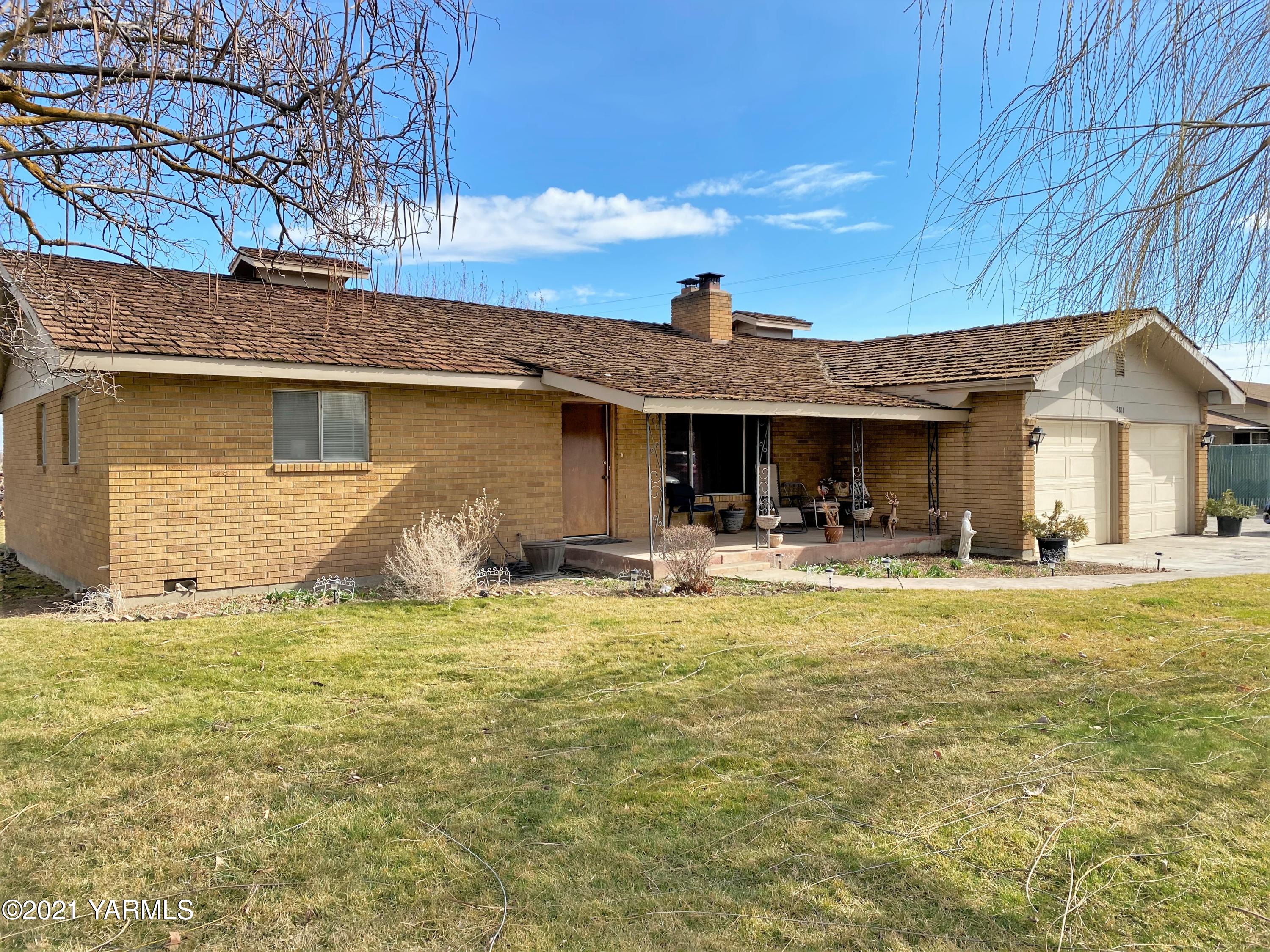2811 Birchfield Road Yakima, WA 98901 - Photo 4 of 24 a front view of a house with swimming pool and porch