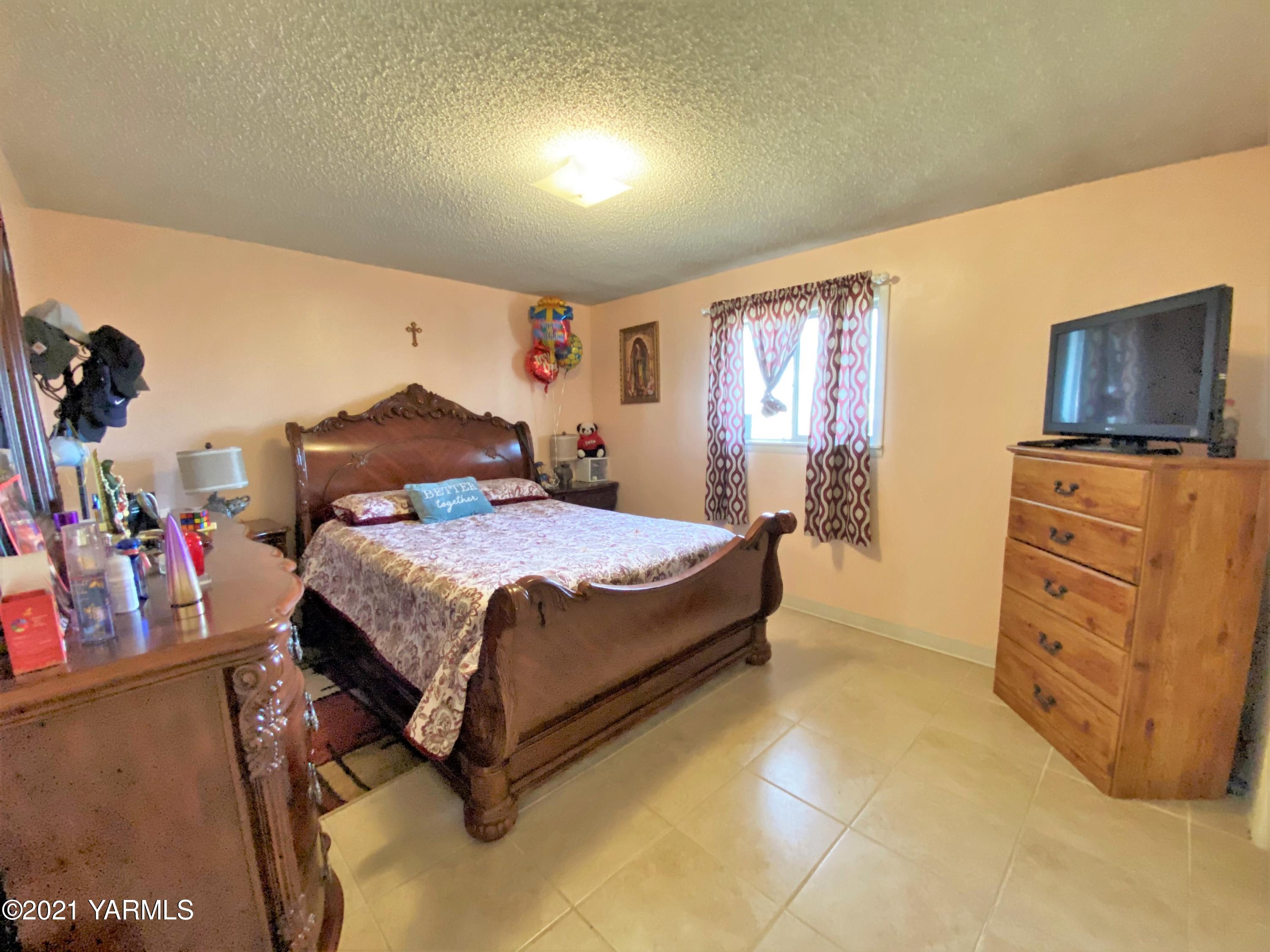 2811 Birchfield Road Yakima, WA 98901 - Photo 8 of 24 a bedroom with a bed and furniture