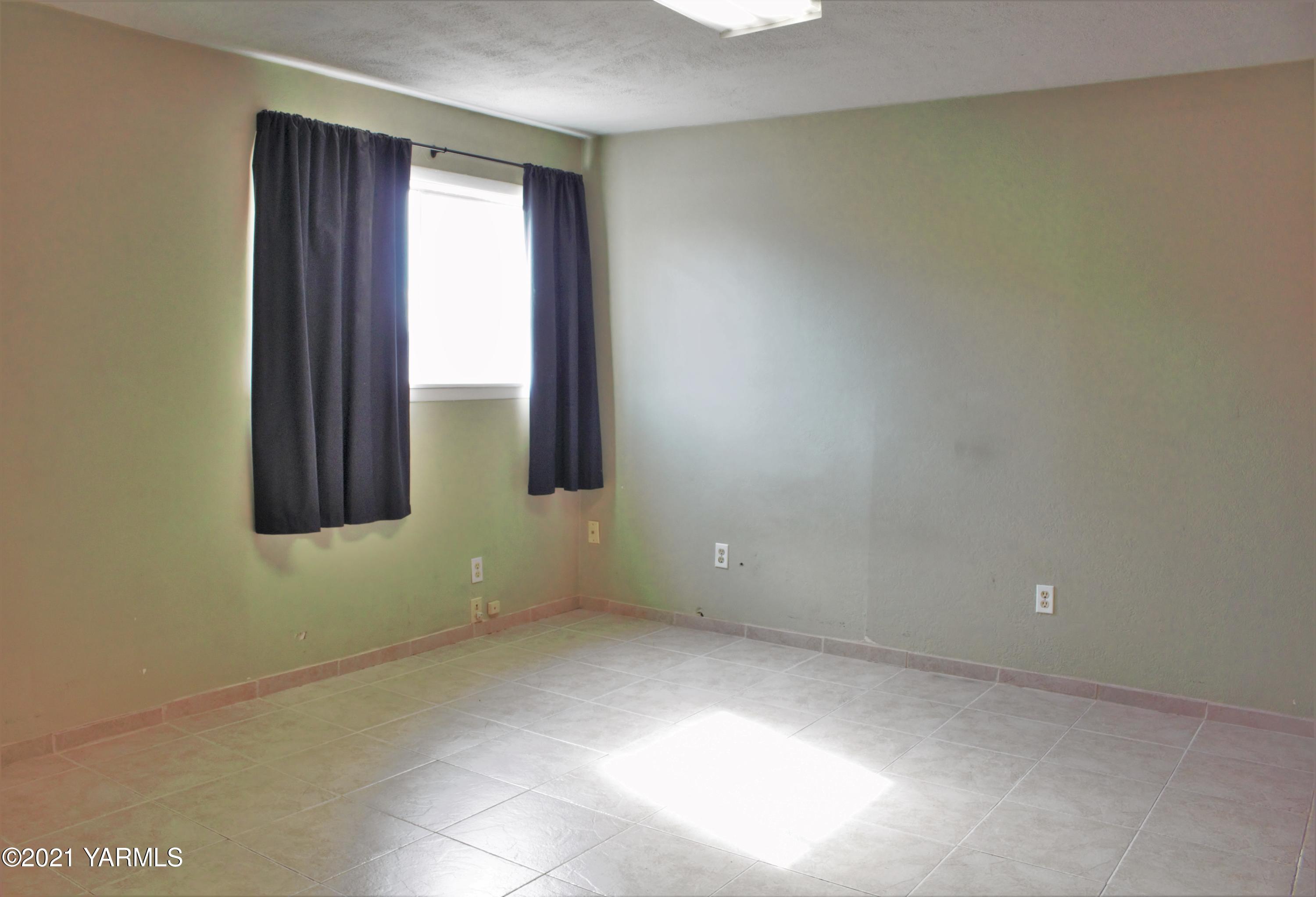 2811 Birchfield Road Yakima, WA 98901 - Photo 10 of 24 an empty room with windows