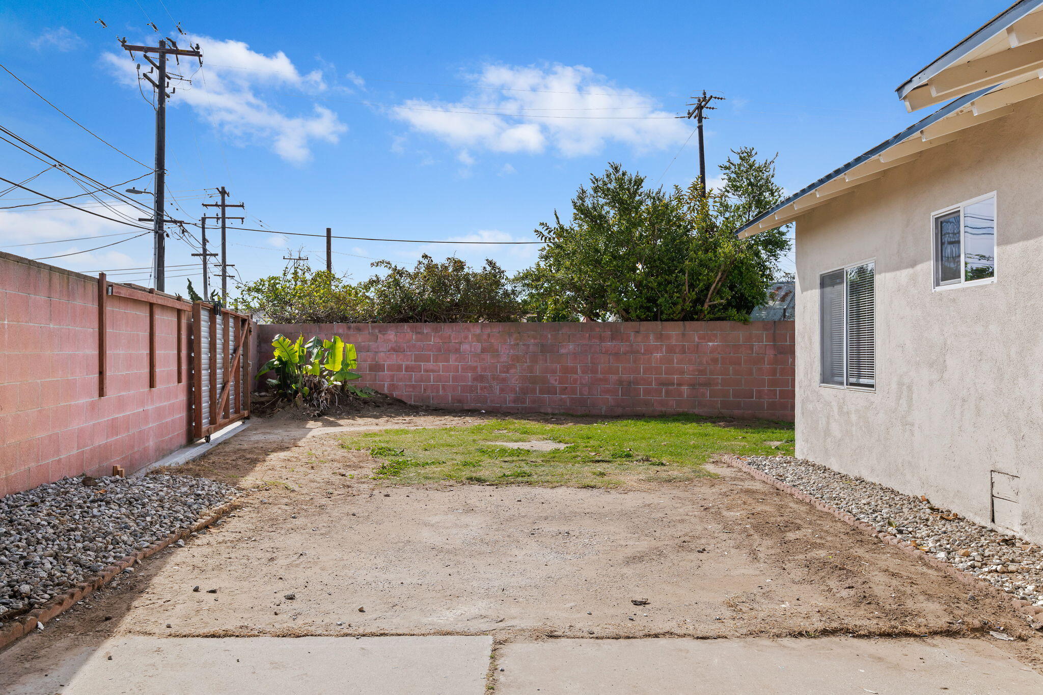 4200 South A Street Oxnard, CA 93033 - Photo 17 of 23 a backyard of a house