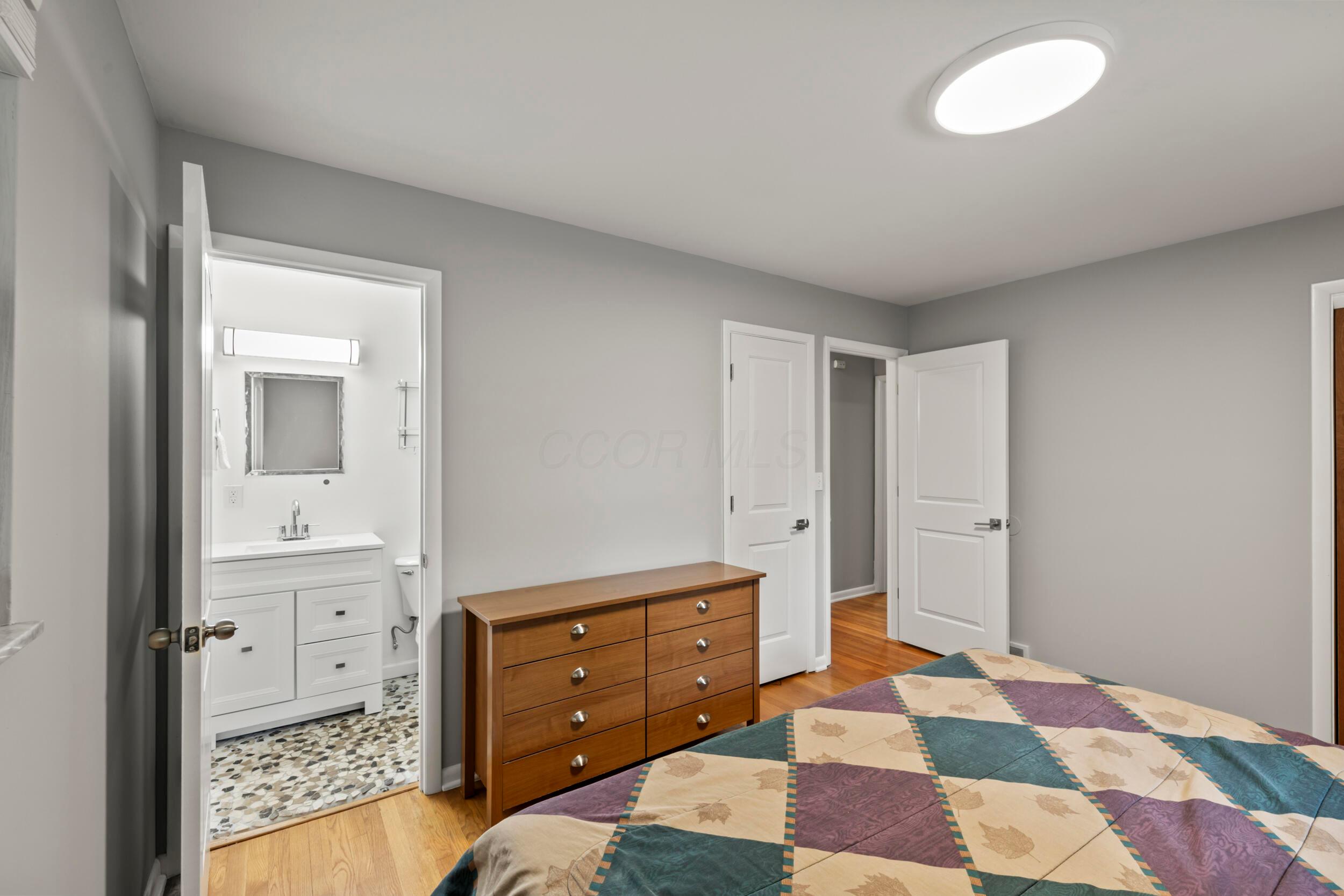 2629 Woodley Road Columbus, OH 43231 - Photo 21 of 32 21_primary suite 02