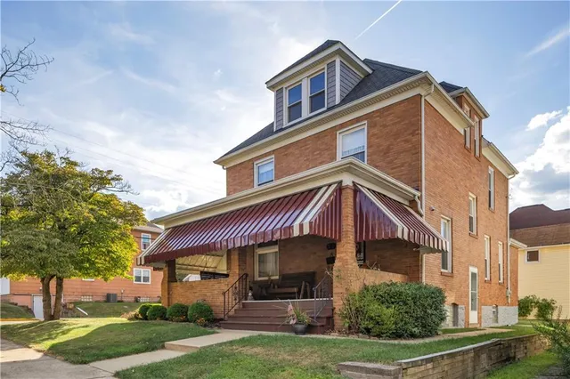 a view of a house with a yard