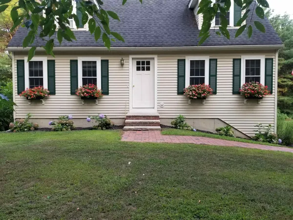 $550,000 | 4 Smith Corner Road, Newton, NH 03858