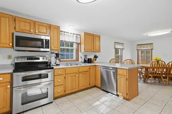 $550,000 | 4 Smith Corner Road, Newton, NH 03858