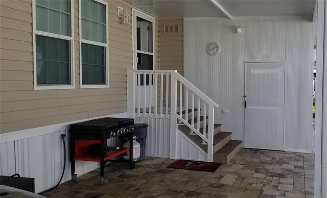 a view of entryway with a workspace
