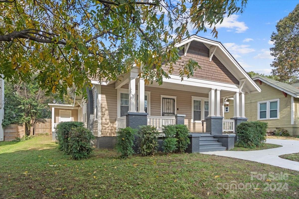 1616 South Tryon Street Charlotte, NC 28203 - Photo 5 of 20 a front view of a house with a yard