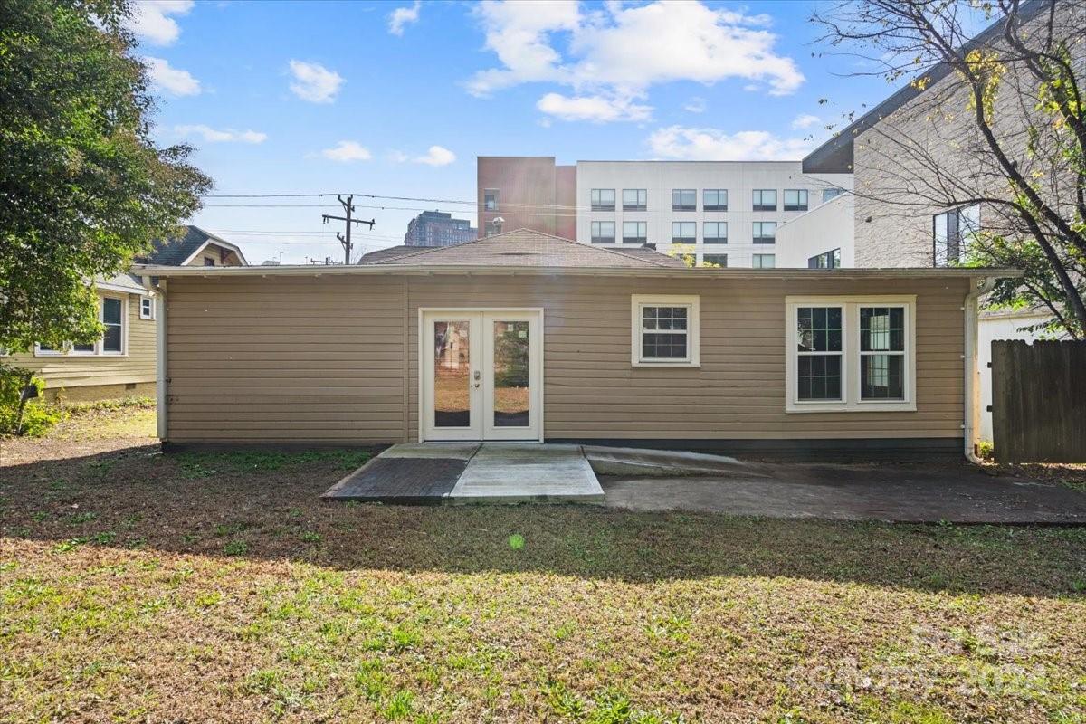 1616 South Tryon Street Charlotte, NC 28203 - Photo 7 of 20 a front view of a house with a yard