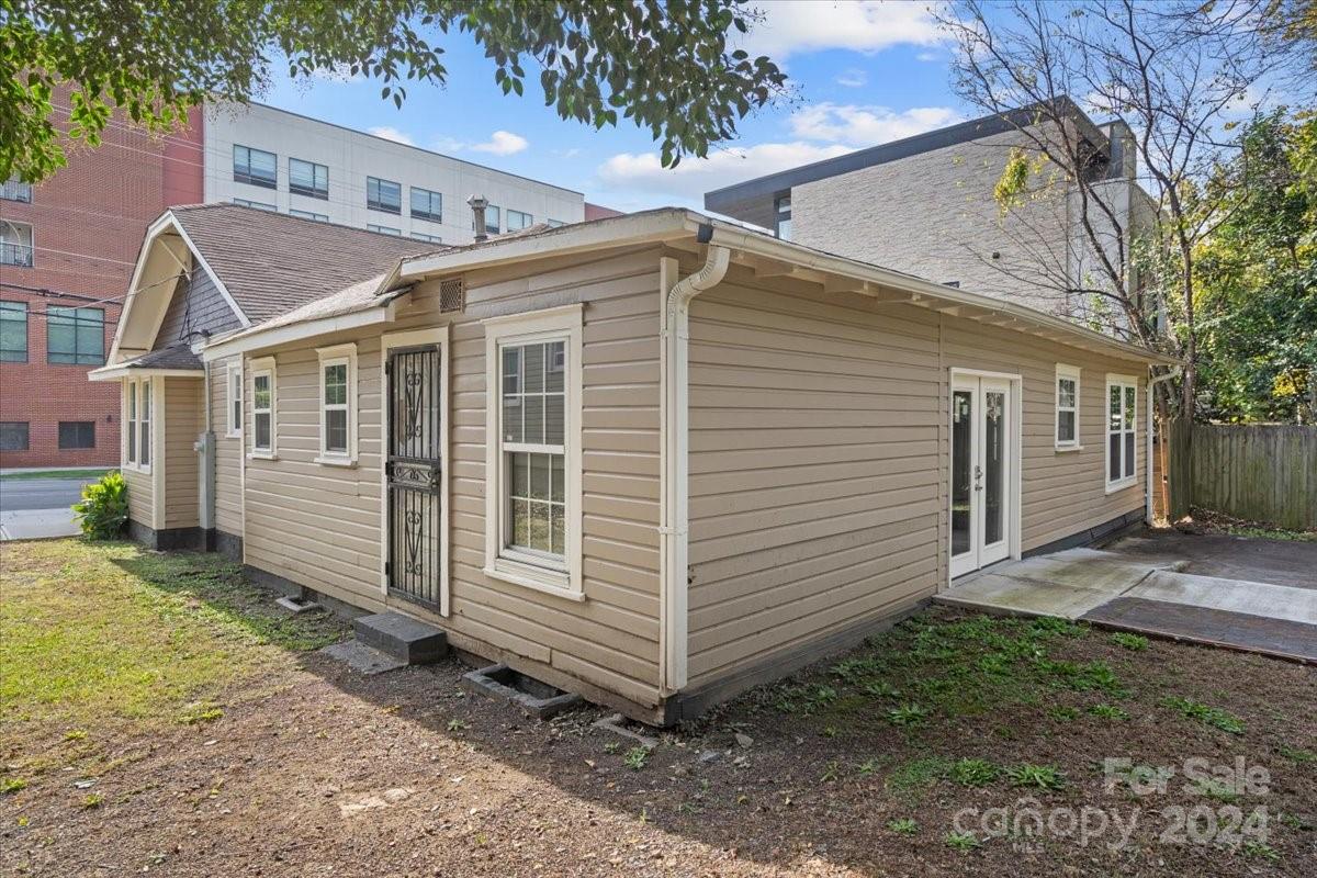 1616 South Tryon Street Charlotte, NC 28203 - Photo 8 of 20 a view of a house with a yard