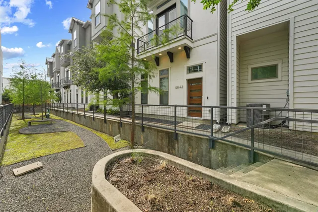 $5,000 | 5854 East Post Oak Lane, Houston, TX 77055