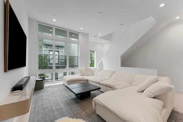 $5,000 | 5854 East Post Oak Lane, Houston, TX 77055