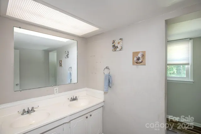 a view of a house with backyard and trees