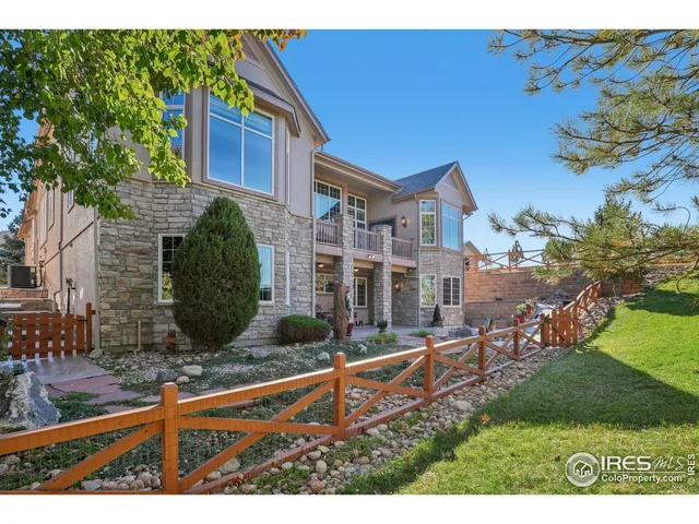 a view of multiple houses with a yard