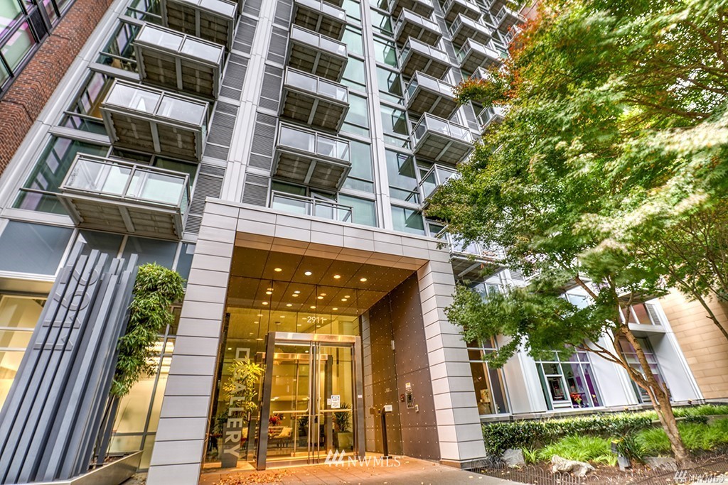 2911 2nd Avenue, Unit 818 Seattle, WA 98121 - Photo 3 of 16 front view of a building