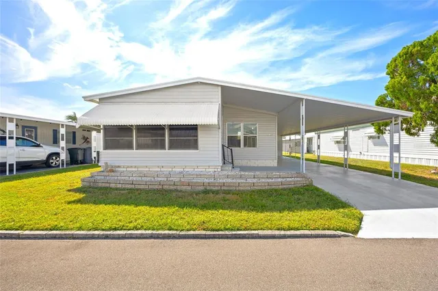 a view of entryway with workspace