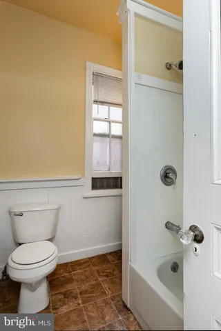a bathroom with a toilet and a bathtub
