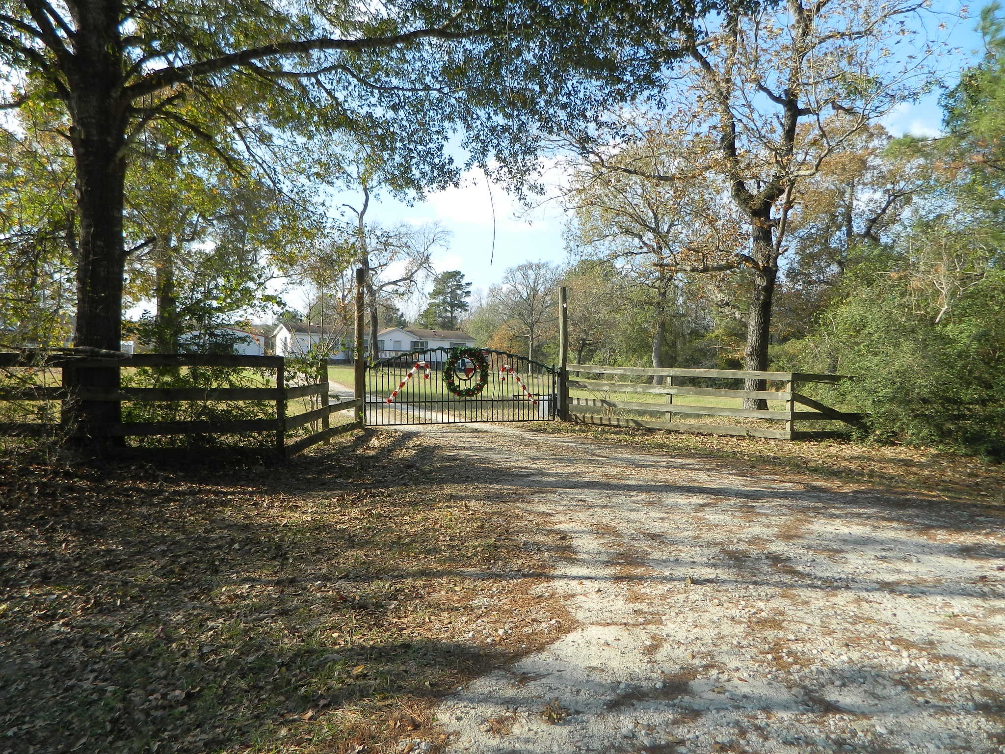 View coming in  the gate . Out buildings, barndo , barns are not part of the rental