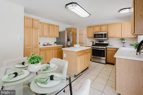 $695,000 | 33 Hummingbird Lane, Newark, DE 19711