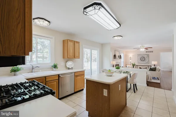 $695,000 | 33 Hummingbird Lane, Newark, DE 19711