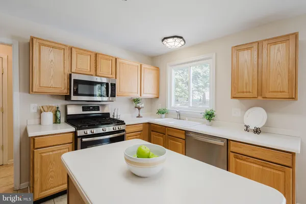 $695,000 | 33 Hummingbird Lane, Newark, DE 19711