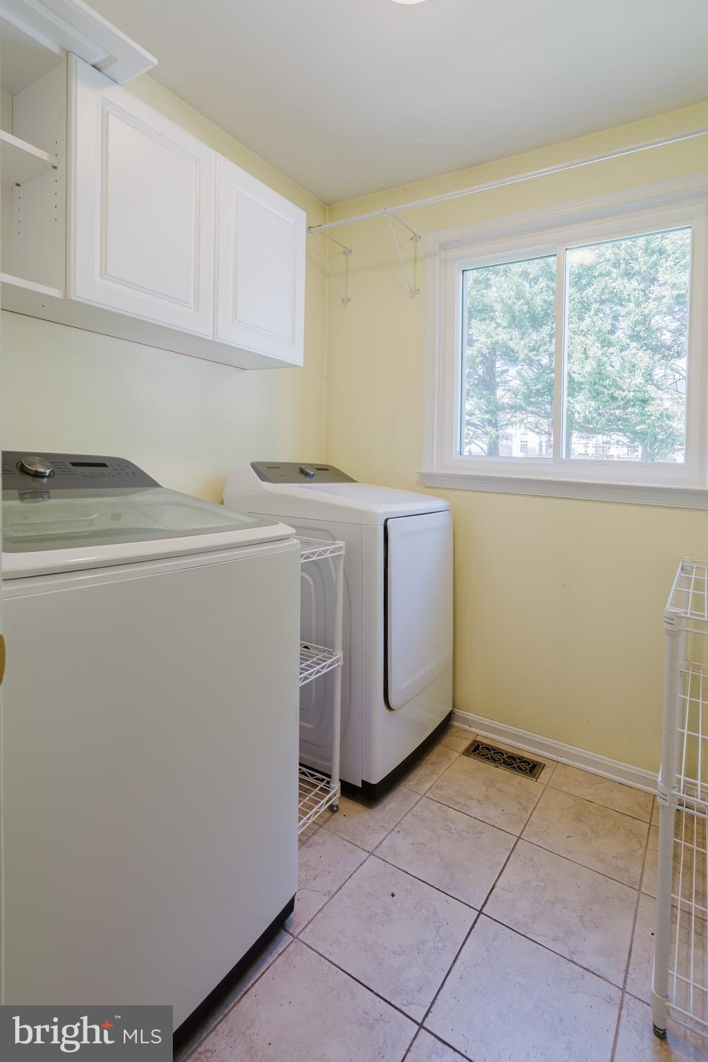 33 Hummingbird Lane Newark, DE 19711 - Photo 24 of 61 a utility room with dryer and washer