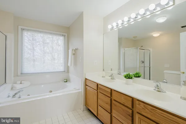 $695,000 | 33 Hummingbird Lane, Newark, DE 19711