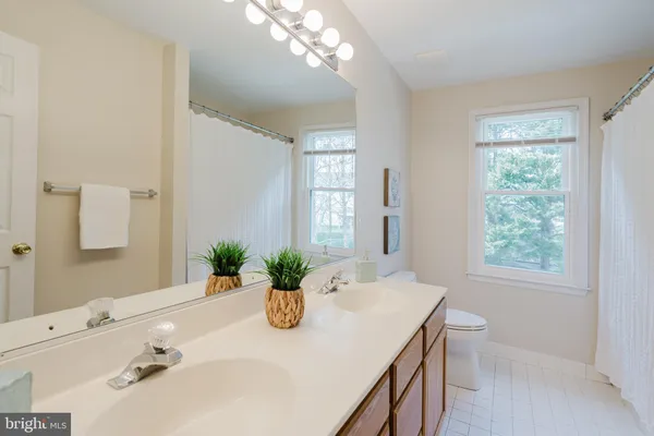 $695,000 | 33 Hummingbird Lane, Newark, DE 19711