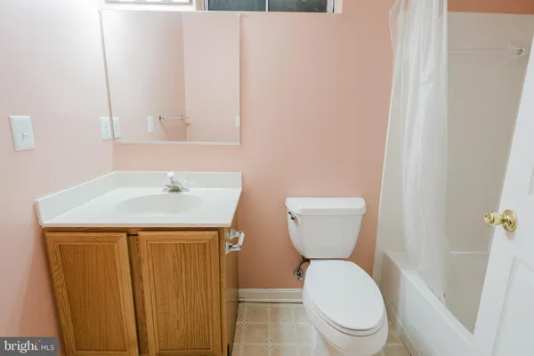 $695,000 | 33 Hummingbird Lane, Newark, DE 19711