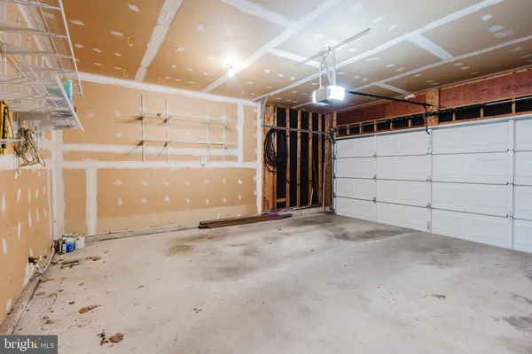 $695,000 | 33 Hummingbird Lane, Newark, DE 19711