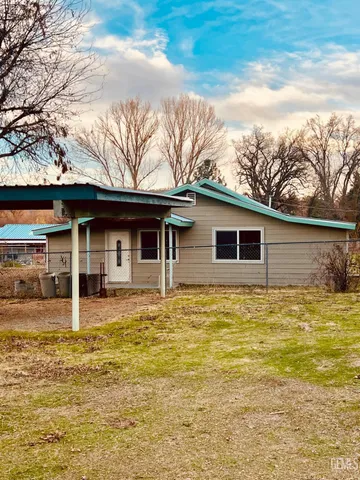 a view of a yard with a house