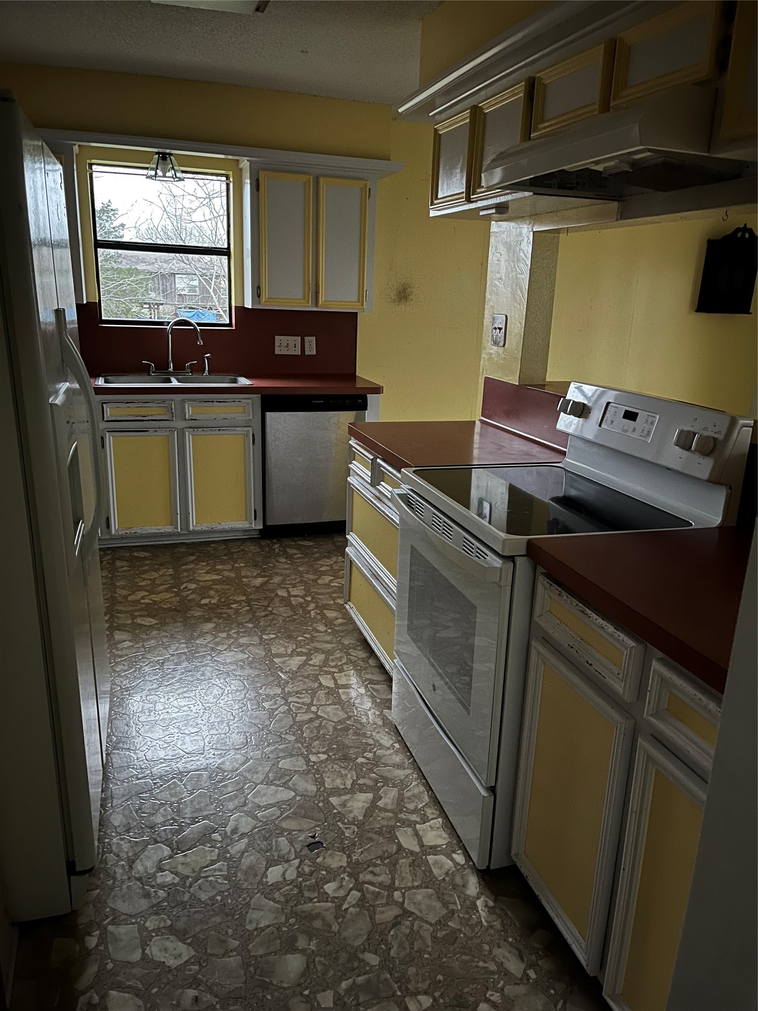 12022 Annette Road, Unit CR657 Angleton, TX 77515 - Photo 7 of 26 a kitchen with a sink and cabinets