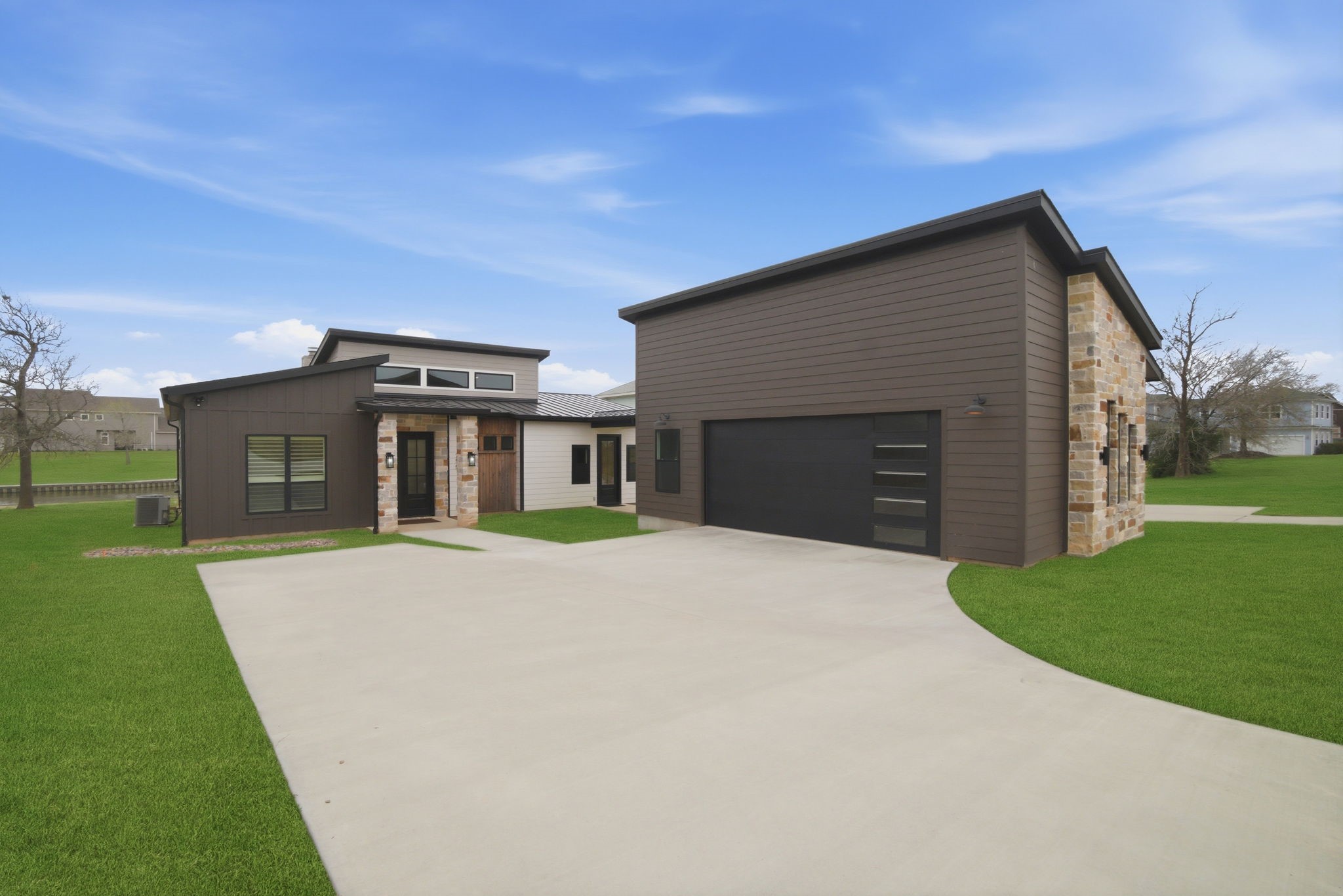 255 Peninsula Drive Livingston, TX 77351 - Photo 4 of 50 Spacious driveway provides ample parking. Oversize two car garage.