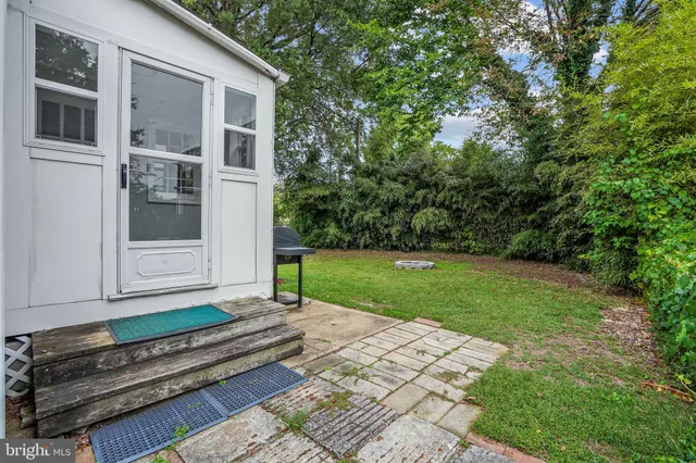 a view of a yard in front of house with green space