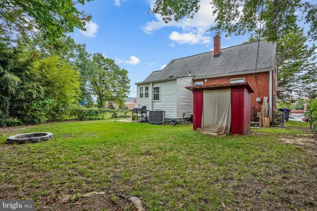 a view of a house with backyard