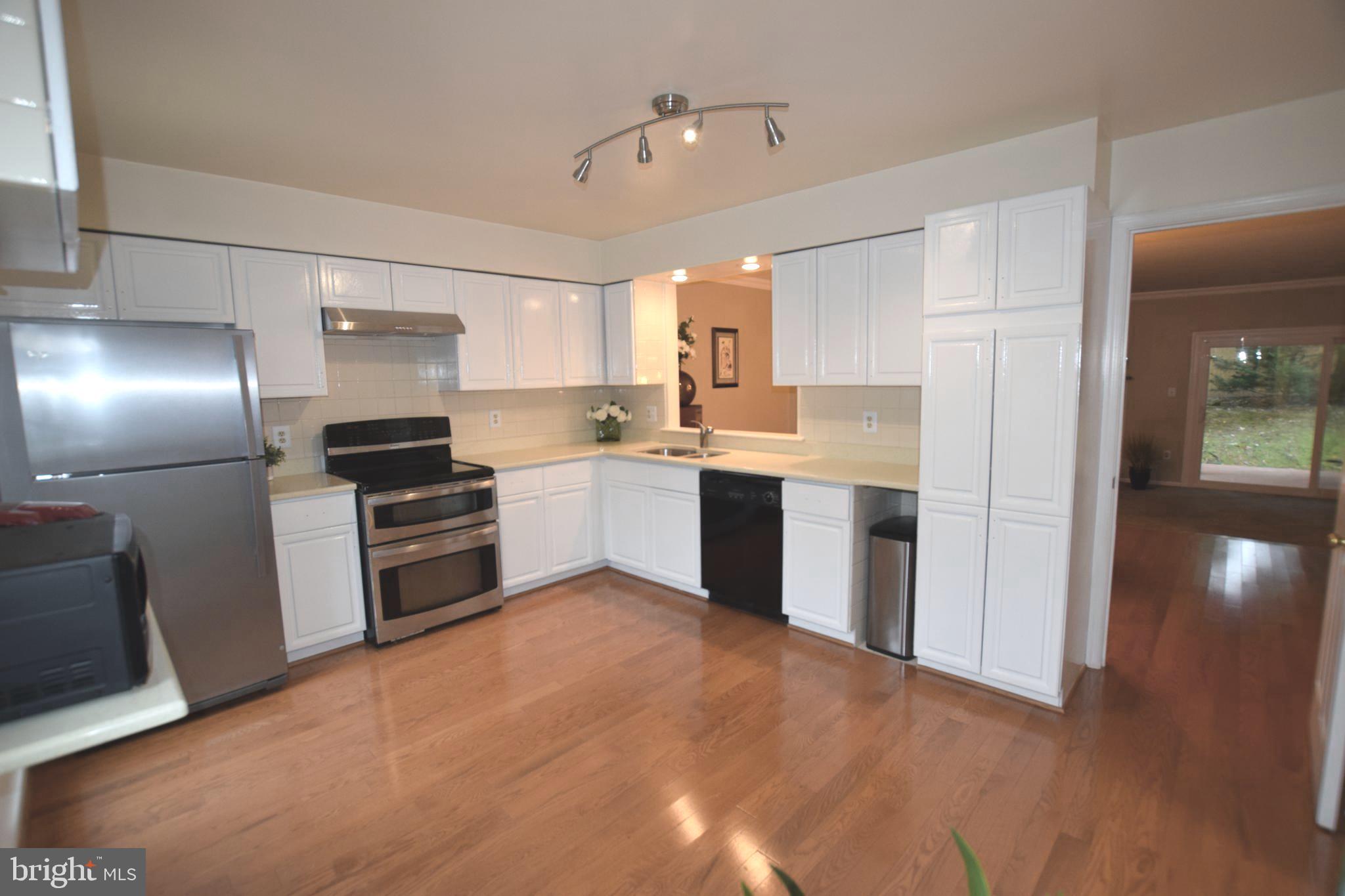 8581 Raglan Road Vienna, VA 22182 - Photo 4 of 30 Gallery Image 4