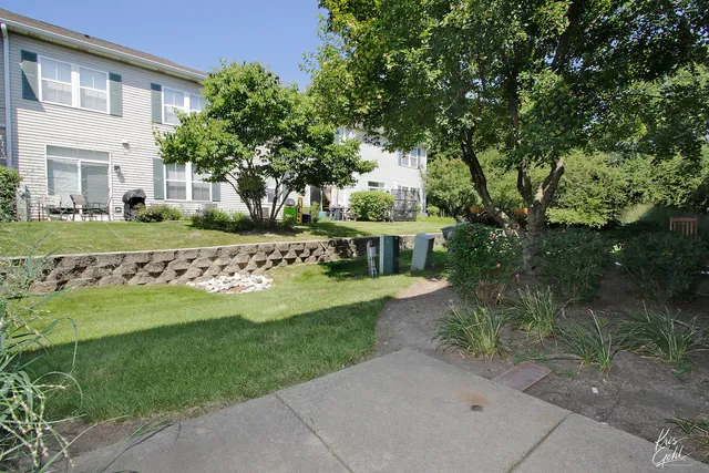 $2,450 | 2806 Falling Waters Lane, Unit 2806, Lindenhurst, IL 60046