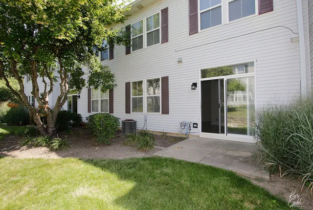 $2,450 | 2806 Falling Waters Lane, Unit 2806, Lindenhurst, IL 60046