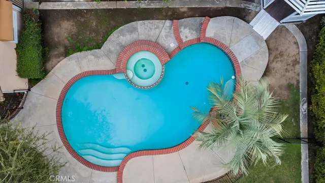 a view of empty room with window