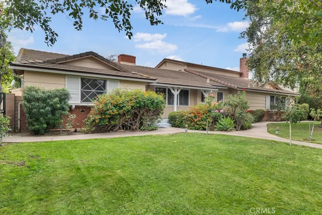 a view of a front of house with a yard
