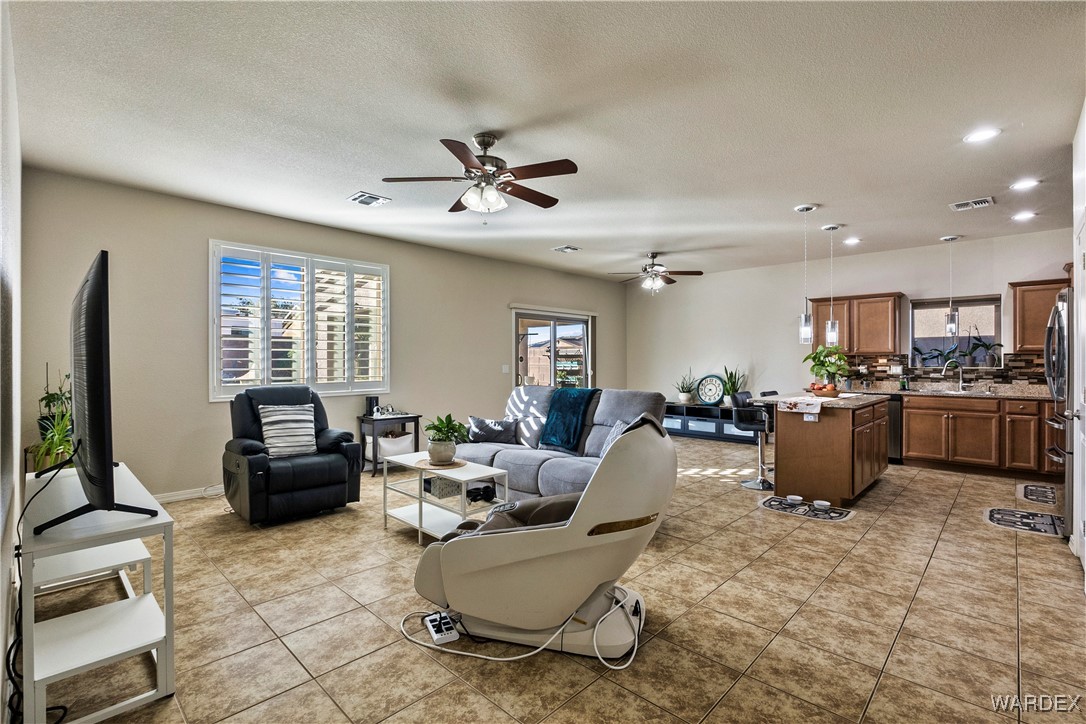 3298 Motherload Road Kingman, AZ 86401 - Photo 29 of 67 Living Room
