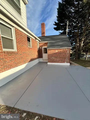 a view of an house with backyard and parking