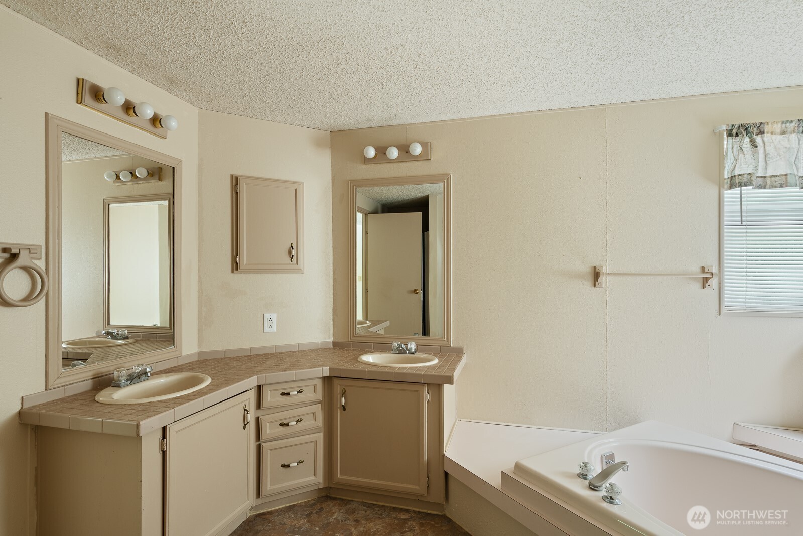 21615 Starbird Road Mount Vernon, WA 98274 - Photo 17 of 29 Gallery Image 17