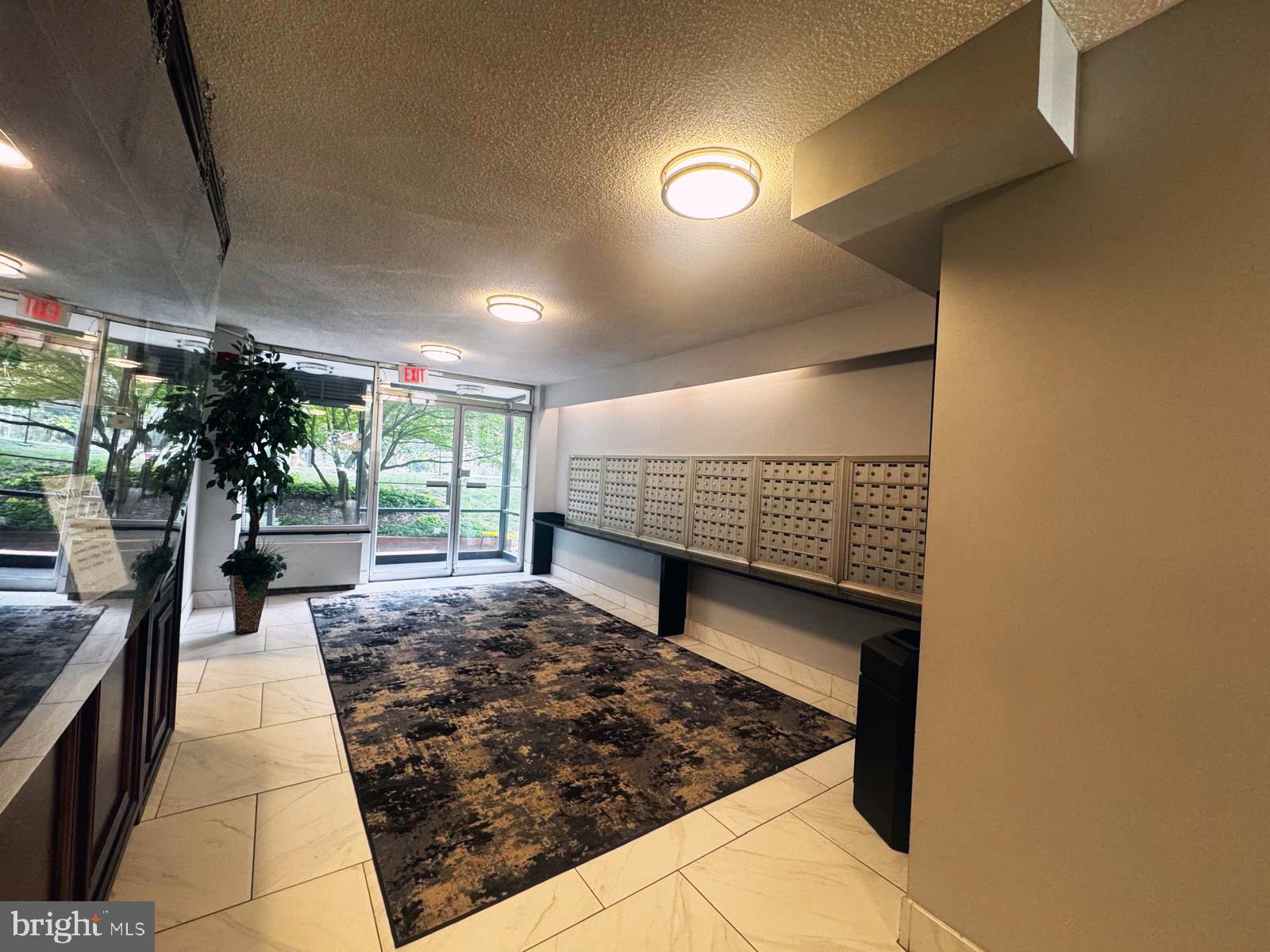 2059 Huntington Avenue, Unit 1101 Alexandria, VA 22303 - Photo 26 of 35 a living room with patio