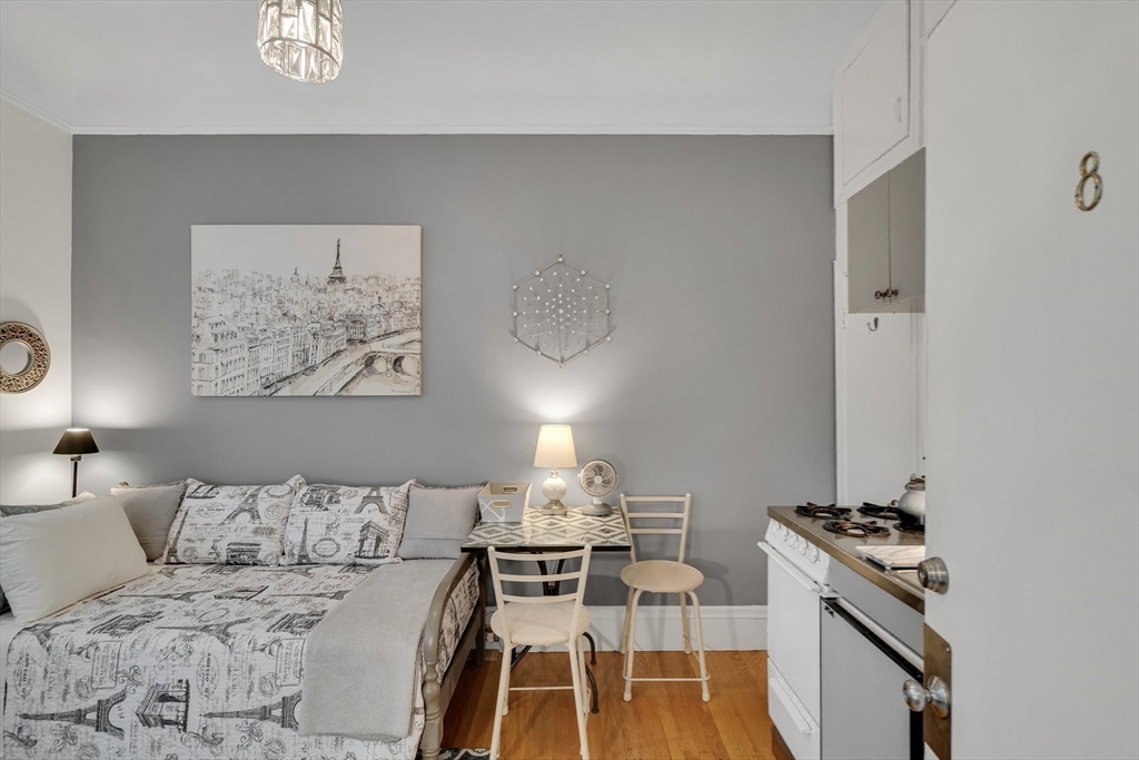 290 Commonwealth Avenue, Unit 8 Boston, MA 02115 - Photo 13 of 32 a living room with furniture and a table