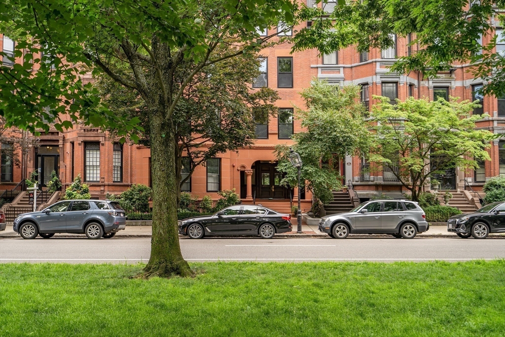 290 Commonwealth Avenue, Unit 8 Boston, MA 02115 - Photo 28 of 32 a front view of a house with cars parked